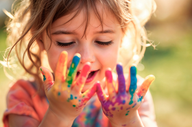 Kind mit Farbe an den Händen