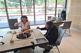 zwei Personen spielen ein Spiel