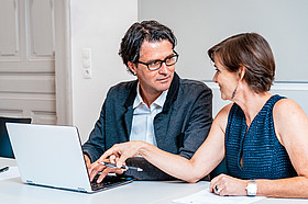 1 Mann und 1 Frau am Laptop