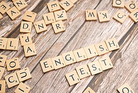 Hilzbuchstaben "English test"