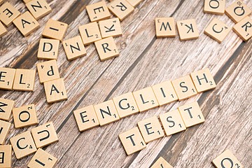 Hilzbuchstaben "English test"