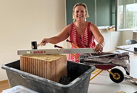 Frau mit Baumaterialien