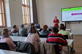 Personen sitzen an Tischen