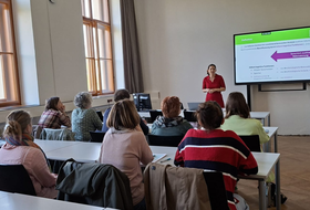 Personen sitzen an Tischen