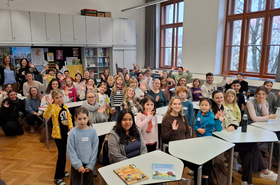 Gruppenfoto Studis mit Schüler*innen