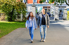 Studierende betreten Campus