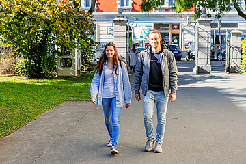 Studierende betreten Campus