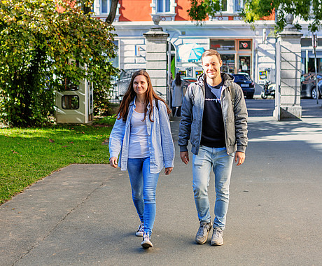 Studierende betreten Campus