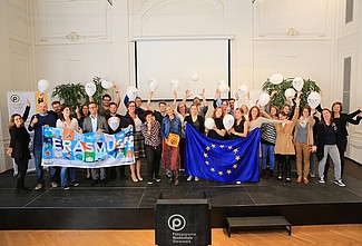 Personen mit Europaflagge