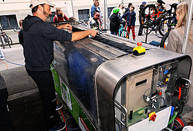 Mann bei Fahrrad Waschanlage