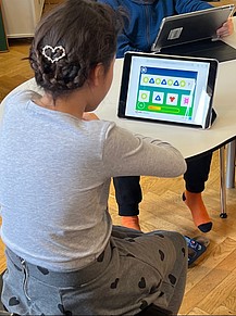 Mädchen sitzt vor iPad