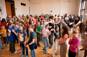 Viele Kinder in einem Raum 