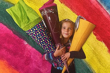 Volksschulkind mit Schultüten