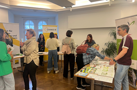 Besucher bei den Marktständen