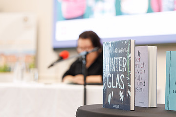 Bücher stehen am Tisch