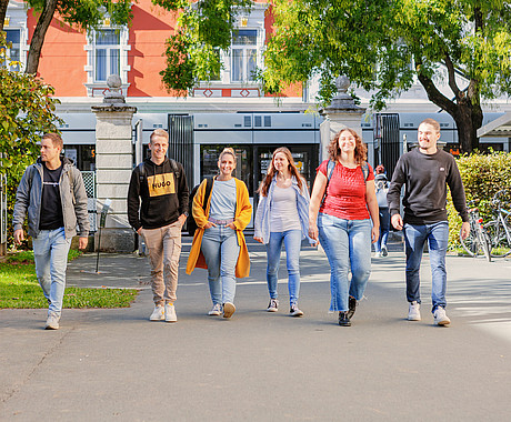 Studierende gehen auf Campus