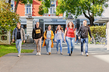 Studierende gehen auf Campus