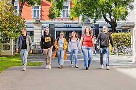 Studierende gehen auf Campus