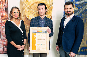 v.l.n.r.: Rektorin Beatrix Karl, Patrick Meihsel, Michael Hammer
