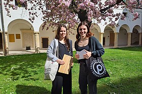 Guides im Minoritenkloster vor blühendem Kirschbaum