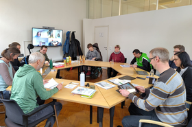 Personen sitzen am Tisch