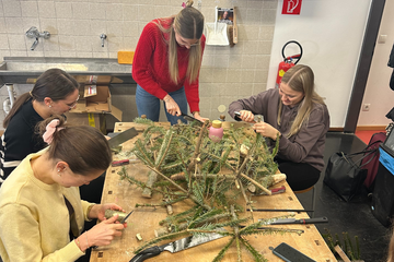 Frauen basteln mit Weihnachtsbäumen