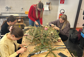 Frauen basteln mit Weihnachtsbäumen