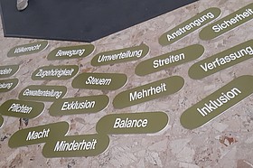 Schilder mit Begriffen zum Thema Demokratie