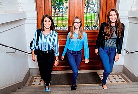 Drei Frauen gehen die Treppen hoch 
