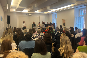 Besucher hören den Vortrag an