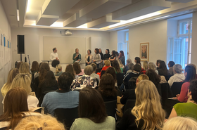 Besucher hören den Vortrag an