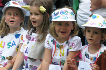Vier Mädchen sitzen nebeneinander 