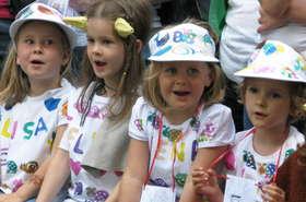 Vier Mädchen sitzen nebeneinander 