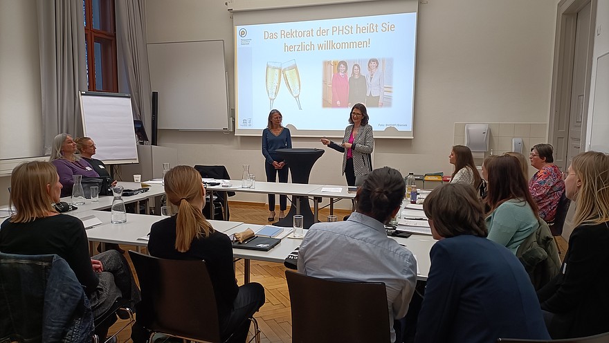 Personen in Seminarraum