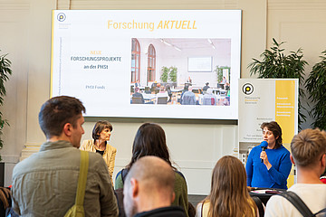 Zwei Frauen sprechen zum Publikum