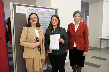 3 Frauen vor Poster