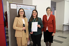 3 Frauen vor Poster