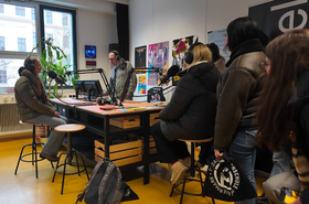 Schülerinnen sitzen im Radiostudio 