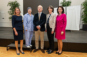 v.l.n.r.: Rektorin Beatrix Karl, Johanna Zirngast, Prof. Martin Benesch, VR Elisabeth Amtmann, VR Regina Weitlaner 