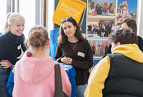 Studieninteressierte in der Aula 
