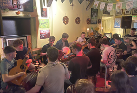 viele Personen musizieren gemeinsam