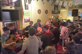 viele Personen musizieren gemeinsam