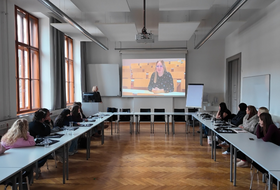 Schülerinnen schauen Video an