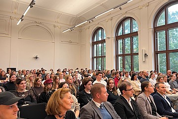 Menschen in vollem Saal