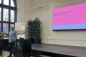 Mann hält Präsentation in Aula