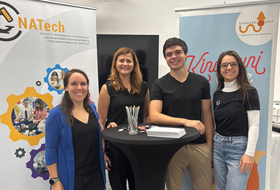 Vier Personen an einem NATech Stand 