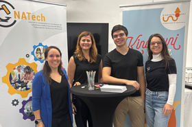 Vier Personen an einem NATech Stand 