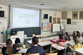 Personen hören Vortrag an 