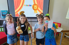 Vier Kinder beim Vorlesetheater