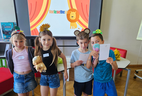 Vier Kinder beim Vorlesetheater